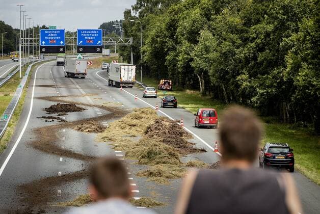 Bilder des Jahres 2022, News 07 Juli News Themen der Woche KW 30 2022-07-27 12:21:26 STAPHORST - Vehicles drive past hay dumped by farmers on the A28. Farmers activists are demonstrating in several places in the country against the government s nitrogen policy. ANP SEM VAN DER WAL netherlands out - belgium out *** 2022 07 27 12 21 26 STAPHORST Vehicles drive past hay dumped by farmers on the A28 Farmers activists are demonstrating in several places in the country against the government s nitrogen policy ANP SEM VAN DER WAL netherlands out belgium out  Copyright: xx x452358956x originalFilename: 452358956.jpg