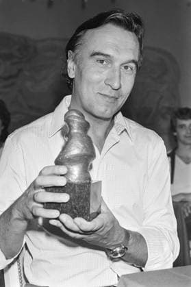 Anefo photo collection. Claudio Abbado (conductor) receives AVRO s public price classic 81; Claudio Abbado with trophy. August 12, 1982 Copyright: xpiemagsx pienatarchpart417102021-44805 !ACHTUNG AUFNAHMEDATUM GESCHÄTZT!