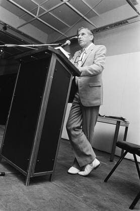 Anefo photo collection. Gerard Reve at the One World Poetry Festival in the Brakke Grond in Amsterdam. Reve during a performance. November 15, 1982. Amsterdam, Noord-Holland Copyright: xpiemagsx pienatarchpart417102021-46020 !ACHTUNG AUFNAHMEDATUM GESCHÄTZT!