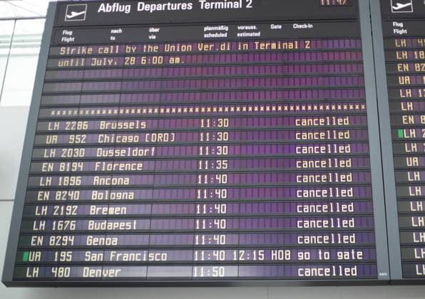 Streik am Flughafen: Lufthansa Flugverkehr weitgehend eingestellt Durch den Streik der Lufthansa Beschäftigen ist der Flughafen München deutlich leerer als üblich. Die meisten Flüge sind annulliert. Verdi hatte zum Warnstreik aufgerufen, um für 20.000 Beschäftigte in ganz Deutschland bessere Arbeitsbedigungen und einen höheren Lohn zu erkämpfen. -- Due to the striek of the Lufthansa employees the Munich Airport is far more empty than usual. The majority of the flights was cancelled. Verdi called for the warning strike to fight for better working conditions and higher wages for 20.000 Lufthansa employees all over Germany. München Bayern Deutschland Copyright: xAlexanderxPohlx