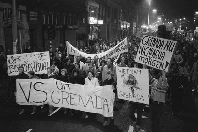 Anefo photo collection. Demonstration in Amsterdam against the invasion by the US in Grenada after a coup. October 25, 1983. Amsterdam, Noord-Holland Copyright: xpiemagsx pienatarchpart417102021-49353 !ACHTUNG AUFNAHMEDATUM GESCHÄTZT!