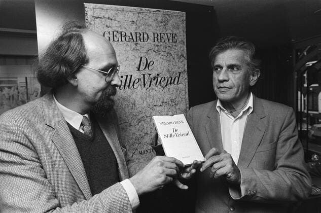 Anefo photo collection. Presentation newest novel The silent friend by Gerard Reve in Amsterdam; Publisher Jan Bogaerts offers Gerard Reve to the first copy. October 26, 1984. Amsterdam, Noord-Holland Copyright: xpiemagsx pienatarchpart417102021-53102 !ACHTUNG AUFNAHMEDATUM GESCHÄTZT!