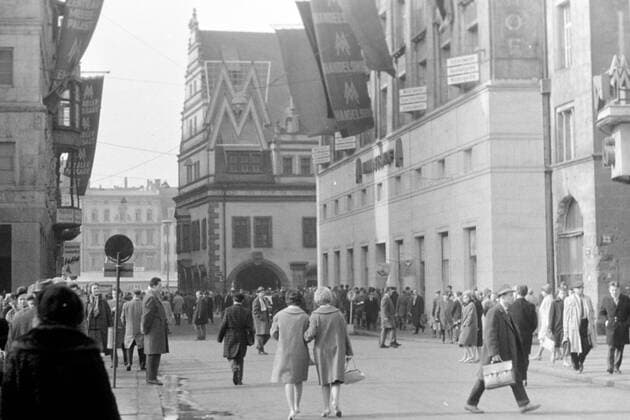 Mädlerpassage Leipzig 1963 Historisches Bild und Foto: Menschen flanieren gehen durch die Mädlerpassage, Einkaufsstraße, Einkaufsmeile in Leipzig 1963 Historical Image and Photography: People strolling walking through the Mädlerpassage, shopping street, shopping mile in Leipzig 1963