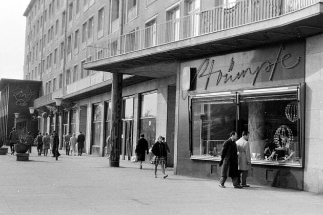Ring-CafÃ Dresden Altmarkt 1963 Historisches Bild und Foto: Ring-CafÃ Dresden am Altmarkt 1963 und Strümpfe Geschäft Historical Image and Photography: Ring-CafÃ Dresden am Altmarkt 1963 and Stockings Shop