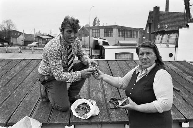 Anefo photo collection. Amateur archeologist Tjerk Vermaning shows his discovery on the press in Drente. Tjerk Vermaning 1929-1987 and his wife with a bag of finds on his houseboat in Meppel. 13 May 1975. Drente, Meppel Copyright: xpiemagsx pienatarchpart417102021-9380 !ACHTUNG AUFNAHMEDATUM GESCHÄTZT!