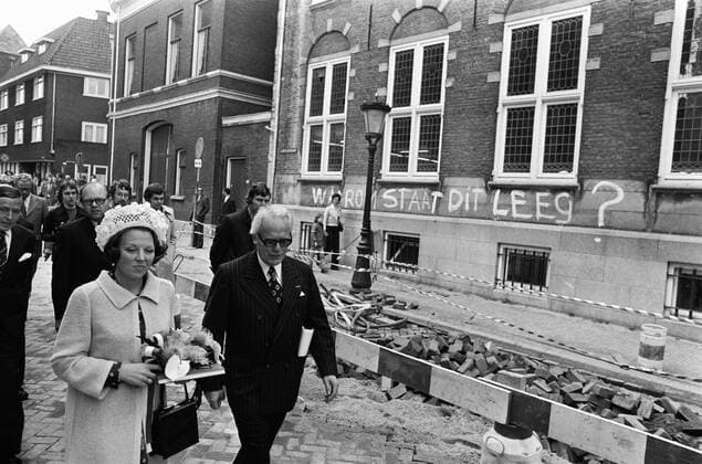 Anefo photo collection. Princess Beatrix and Prince Claus attend a special meeting of Provincial States in the Domkerk in Utrecht. Verdam (Queen s Commissioner in Utrecht), left next to him half visible Princess Beatrix during a walk outside. May 14, 1975. Utrecht, Utrecht (Prov.) Copyright: xpiemagsx pienatarchpart417102021-9405 !ACHTUNG AUFNAHMEDATUM GESCHÄTZT!