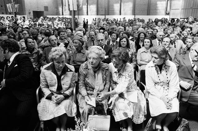 Anefo photo collection. Opening by Queen Juliana from the Emancipade manifestation in the Jaarbeurs in Utrecht. Queen Juliana during the manifestation, to the left of her Mrs Schilthuis (Queen s Commissioner in Drenthe) and on the right Madam de Ruiter (chairman of the Committee s International Year Committee). May 20, 1975. Utrecht (prov.), Utrecht (city) Copyright: xpiemagsx pienatarchpart417102021-9508 !ACHTUNG AUFNAHMEDATUM GESCHÄTZT!