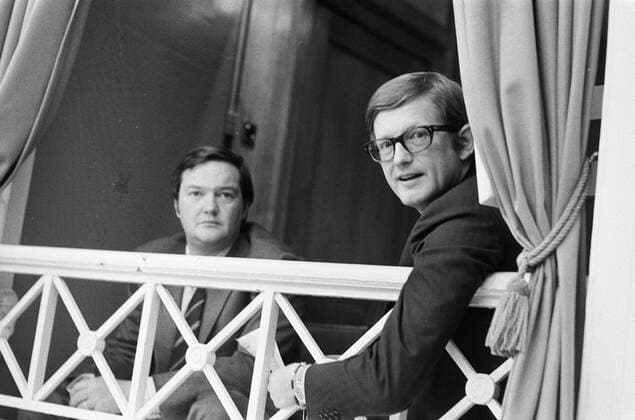 Anefo photo collection. Meeting in the House of Representatives about the mandatory car inspection. Pieter van Vollenhoven (right), director of the Autokeering foundation, in the lodge. May 27, 1975. The Hague, South Holland Copyright: xpiemagsx pienatarchpart417102021-9613 !ACHTUNG AUFNAHMEDATUM GESCHÄTZT!