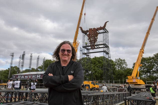 Bilder des Jahres 2022, Entertainment 07 Juli Entertainment Themen der Woche KW 30 Entertainment Bilder des Tages Wacken Sch?del nach 2 Jahren Unterbrechung bereit f?r die Fans aus aller Welt. Thomas Jensen, Mitgr?nder des Wacken Open Air war heute beim symbolischen Sch?delday vor Ort, als zwischen den Hauptb?hnen das Wahrzeichen des Wacken Open Air montiert wurde. Schleswig Holstein Deutschland *** Wacken skull ready for fans from all over the world after 2 years of interruption Thomas Jensen, co-founder of Wacken Open Air was on site today at the symbolic skull day, when the landmark of Wacken Open Air was mounted between the main stages Schleswig Holstein Germany