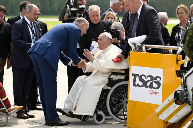 July 27, 2022, QUEBEC, QC, CANADA: Pope Francis arrives meeting federal Health Minister Jean-Yves Duclos during his papal visit across Canada in Quebec City on Wednesday, July 27, 2022. QUEBEC CANADA  - ZUMAc35_ 20220727_zaf_c35_033 Copyright: xBernardxBraultx