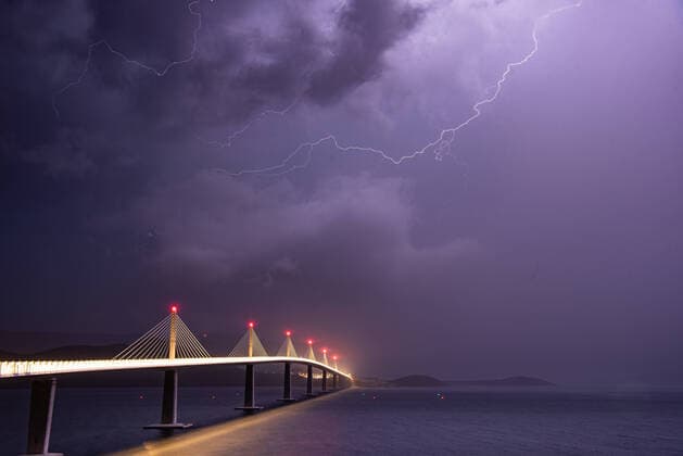 Bilder des Jahres 2022, News 07 Juli News Themen der Woche KW 30 News Bilder des Tages Lightning over Peljesac bridge Lightning with a storm is seen above the Peljesac bridge, in Peljesac, Croatia, on July 27, 2022. BrunoxFantulin PIXSELL