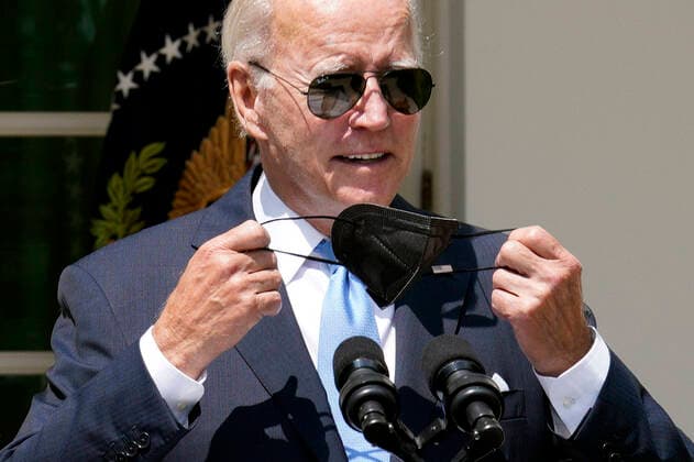 July 27, 2022, Washington, District of Columbia, USA: United States President JOE BIDEN removes a protective face mask as he arrives to deliver remarks after his recovery from Covid-19 in the Rose Garden at the White House in Washington. Washington USA - ZUMAs152 20220727_zaa_s152_020 Copyright: xYurixGripas-Poolx