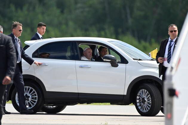 July 27, 2022, QUEBEC, QC, CANADA: Pope Francis leaves the Quebec airport in a Fiat 500 during his papal visit across Canada in Quebec City on Wednesday, July 27, 2022. QUEBEC CANADA  - ZUMAc35_ 20220727_zaf_c35_082 Copyright: xBernardxBraultx