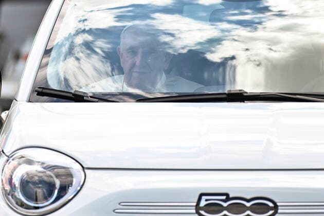 July 27, 2022, QUEBEC, QC, CANADA: Pope Francis leaves the Quebec airport in a Fiat 500 during his papal visit across Canada in Quebec City on Wednesday, July 27, 2022. QUEBEC CANADA  - ZUMAc35_ 20220727_zaf_c35_083 Copyright: xBernardxBraultx