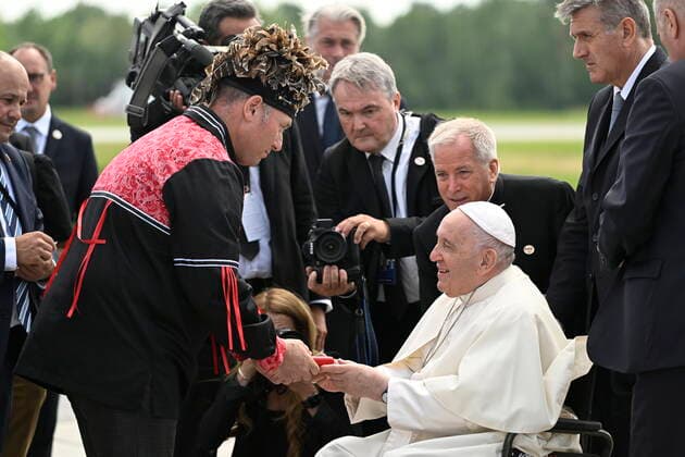 July 27, 2022, QUEBEC, QC, CANADA: Pope Francis arrives meeting Ro my Vincent..Grand Chief, Huron-Wendat Nation, during his papal visit across Canada in Quebec City on Wednesday, July 27, 2022. QUEBEC CANADA  - ZUMAc35_ 20220727_zaf_c35_085 Copyright: xBernardxBraultx
