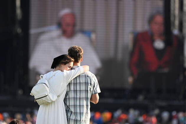 July 27, 2022, QUEBEC, QC, CANADA: Pope Francis is seen on a TV screen on the Plaines döÄÃ Abraham while an unidentified couple is watching during his Papal visit across Canada in Quebec City on Wednesday, July 27, 2022. QUEBEC CANADA  - ZUMAc35_ 20220727_zaf_c35_094 Copyright: xBernardxBraultx