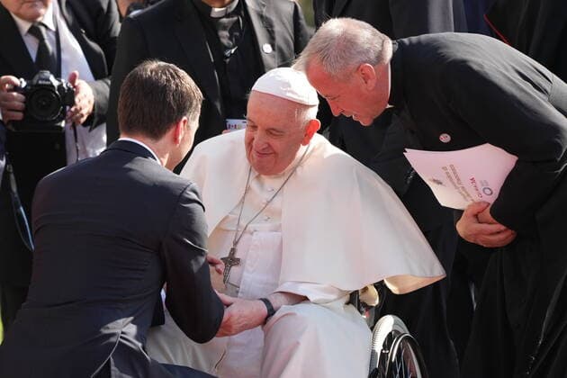 July 27, 2022, Quebec City, PQ, CANADA: Prime Minister Justin Trudeau (left) greets Pope Francis as he arrives at the Citadelle during his papal visit across Canada in Quebec City on Wednesday, July 27, 2022. Quebec City CANADA  - ZUMAc35_ 20220727_zaf_c35_100 Copyright: xNathanxDenettex