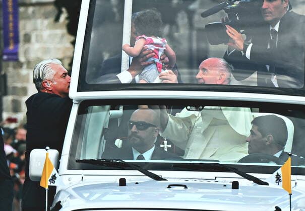 July 27, 2022, QUEBEC, QC, CANADA: Pope Francis Holds a baby as he makes his way to the Plaines of Abraham during his Papal visit across Canada in Quebec City on Wednesday, July 27, 2022. QUEBEC CANADA  - ZUMAc35_ 20220727_zaf_c35_169 Copyright: xNathanxDenettex