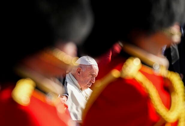July 27, 2022, QUEBEC, QC, CANADA: Pope Francis is framed between two honour guards at the Citadelle before a reconciliation ceremony during his papal visit across Canada in Quebec City on Wednesday, July 27, 2022. QUEBEC CANADA  - ZUMAc35_ 20220727_zaf_c35_190 Copyright: xNathanxDenettex