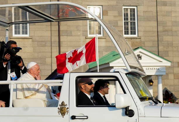 July 27, 2022, QUEBEC, QC, CANADA: Pope Francis leaves the Citadelle in his popemobile following a reconciliation ceremony during his papal visit across Canada in Quebec City on Wednesday, July 27, 2022. QUEBEC CANADA  - ZUMAc35_ 20220727_zaf_c35_191 Copyright: xNathanxDenettex