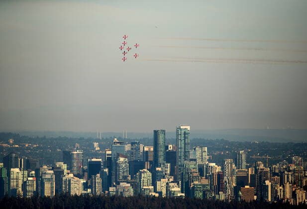 News Bilder des Tages July 27, 2022, VANCOUVER, BC, CANADA: The Canadian Forces Snowbirds air demonstration team fly over the downtown skyline as part of the Celebration of Light fireworks festival, in Vancouver, on Wednesday, July 27, 2022. VANCOUVER CANADA  - ZUMAc35_ 20220727_zaf_c35_193 Copyright: xDarrylxDyckx