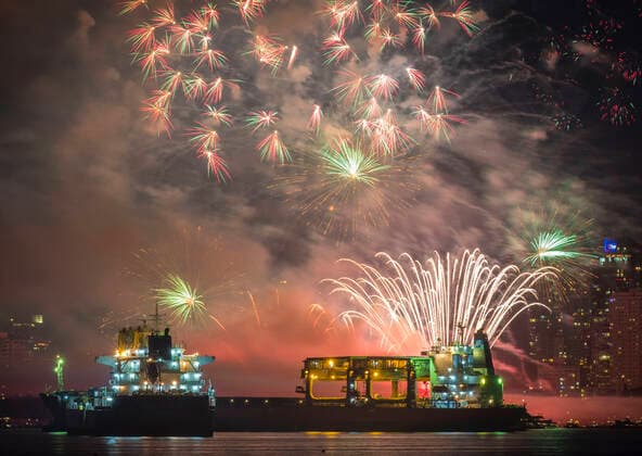 (220728) -- VANCOUVER, July 28, 2022 -- A fireworks show is staged by team Canada at English Bay during the 30th Celebration of Light event in Vancouver, British Columbia, Canada on July 27, 2022. (Photo by Xinhua) CANADA-VANCOUVER-FIREWORKS LiangxSen 