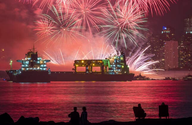 (220728) -- VANCOUVER, July 28, 2022 -- A fireworks show is staged by team Canada at English Bay during the 30th Celebration of Light event in Vancouver, British Columbia, Canada on July 27, 2022. (Photo by Xinhua) CANADA-VANCOUVER-FIREWORKS LiangxSen 