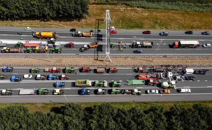 Bilder des Jahres 2022, News 07 Juli News Themen der Woche KW 30 2022-07-28 11:52:20 AZELO - Tractors are blocking the highway at the Azelo junction. There are delays due to the slow-moving agricultural vehicles. In recent days, many farmers protests have seen tractors driving slowly on highways or blocking freeways to protest the cabinet s nitrogen plans. ANP SEM VAN DER WAL netherlands out - belgium out *** 2022 07 28 11 52 20 AZELO Tractors are blocking the highway at the Azelo junction There are delays due to the slow moving agricultural vehicles In recent days, many farmers protests have seen tractors driving slowly on highways or blocking freeways to protest the cabinet s nitrogen plans ANP SEM VAN DER WAL netherlands out belgium out  Copyright: xx x452396109x originalFilename: 452396109.jpg