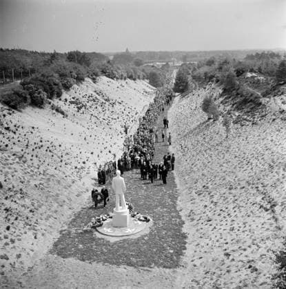 Anefo photo collection. Unveiling of the war memorial at the Amersfoort concentration camp. May 14, 1953. Amersfoort, Utrecht (province) Copyright: xpiemagsx pienatarchpart517102021-13213 !ACHTUNG AUFNAHMEDATUM GESCHÄTZT!