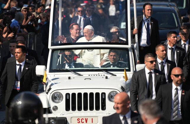 July 28, 2022, Ste-Anne-de-BeauproÂ, PQ, CANADA: Pope Francis is surrounded by security as he arrives for mass at the Basilica of Sainte-Anne-de-Beaupro in Ste-Anne-de-Beaupro , Que., Thursday, July 28, 2022. Ste-Anne-de-BeauprÃ CANADA  - ZUMAc35_ 20220728_zaf_c35_007 Copyright: xNathanxDenettex