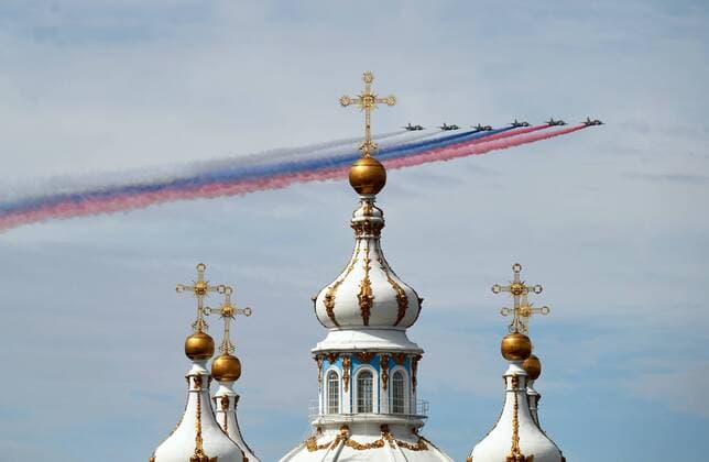 News Themen der Woche KW 30 News Bilder des Tages Russia Navy Day Rehearsal 8244010 28.07.2022 Sukhoi Su-25 attack aircraft fly in formation during a rehearsal of the Russian Navy Day parade, in St. Petersburg, Russia. Alexei Danichev Sputnik St. Petersburg Russia  Copyright: xAlexeixDanichevx