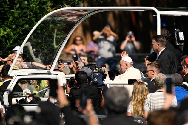 July 28, 2022, QUEBEC, QC, CANADA: Pope Francis arrives at the church on his popemobile for the holy mass at the Basilica of Sainte-Anne de Beaupro , east of Quebec City, Thursday, July 28, 2022. QUEBEC CANADA  - ZUMAc35_ 20220728_zaf_c35_022 Copyright: xBernardxBraultx