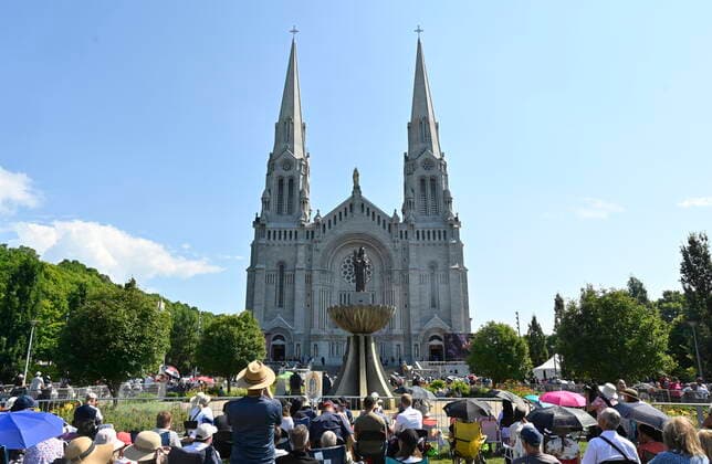 July 28, 2022, QUEBEC, QC, CANADA: A crowd gathers outside the Basilica of Sainte-Anne de Beaupro , east of Quebec City, Thursday, July 28, 2022 for a holy mass by Pope Francis. QUEBEC CANADA  - ZUMAc35_ 20220728_zaf_c35_033 Copyright: xBernardxBraultx