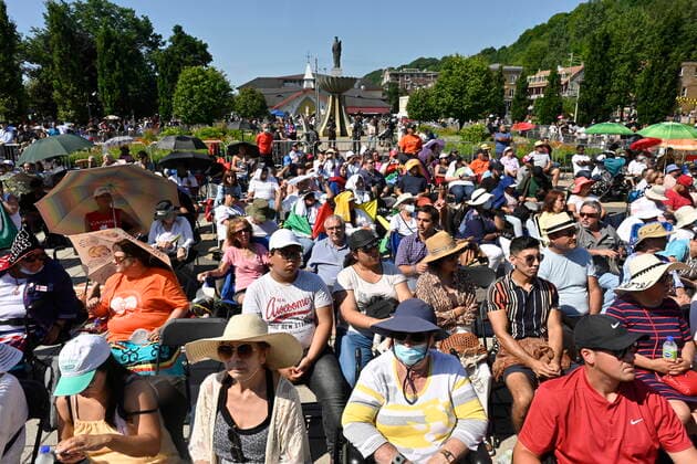 July 28, 2022, QUEBEC, QC, CANADA: Spectators watch the holy mass given by Pope Francis outside the Basilica of Sainte-Anne de Beaupro , east of Quebec City, Thursday, July 28, 2022. QUEBEC CANADA  - ZUMAc35_ 20220728_zaf_c35_034 Copyright: xBernardxBraultx