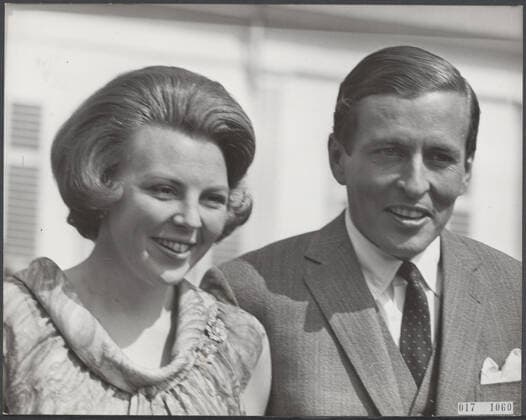 Elsevier photo collection. After the official announcement by Queen Juliana van De Engagement of Princess Beatrix and Claus von Amsberg, they posed in the garden of Palace Soestdijk. 28 June 1965. Soestdijk Copyright: xpiemagsx pienatarchpart517102021-21671 !ACHTUNG AUFNAHMEDATUM GESCHÄTZT!