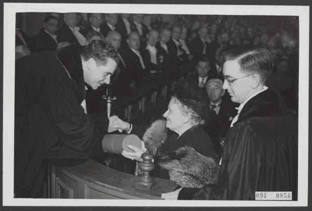 Elsevier photo collection. Ered doctorate for Maria Montessori from the municipal University of Amsterdam. The BUL is issued by Prof. W.G. VEGTING. In the public behind Mrs. Montessori former minister G. Bolkestein, who also received an honorary doctorate. September 18, 1950. Amsterdam, Noord-Holland Copyright: xpiemagsx pienatarchpart517102021-31110 !ACHTUNG AUFNAHMEDATUM GESCHÄTZT!
