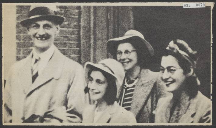 IMAGO ICONS: Anne Frank Elsevier photo collection. Anne Frank with sister and parents cutout from a magazine . 1940 Copyright: xpiemagsx pienatarchpart517102021-31251 !ACHTUNG AUFNAHMEDATUM GESCHÄTZT!