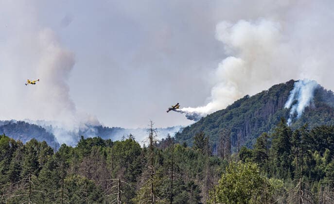 Bilder des Jahres 2022, News 07 Juli News Themen der Woche KW 30 News Bilder des Tages Italian firefighting planes Canadair CL-415 pours water near Vysoka Lipa in the Ceske Svycarsko (Czech Switzerland) National Park, Czech Republic, July 28, 2022. The fire in the national park has been spreading for the fifth day in a row. (CTKxPhoto VojtechxHajek) CTKPhotoP2022072806688  HAJ 11