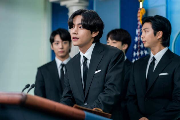 May 31, 2022, Washington, DC, United States of America: K-Pop band BTS member Kim Tae-hyung, known as V, joins White House Press Secretary Karine Jean-Pierre in the James S. Brady Press Briefing Room of the White House, May 31, 2022, in Washington, D.C. Washington United States of America - ZUMAp138 20220531_zaa_p138_040 Copyright: xErinxScott WhitexHousex