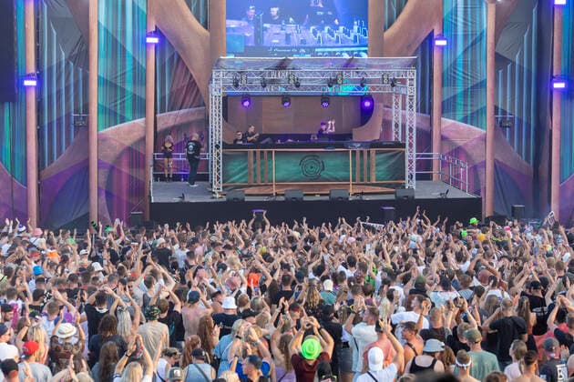 Bilder des Jahres 2022, Entertainment 07 Juli Entertainment Themen der Woche KW 30 Entertainment Bilder des Tages Erster Abend beim Open Beatz Festival in Herzogenaurach, 20 000 Besucher werden erwartet bei Süddeutschlands größtem Electronic Beats Festival Das Publikum vor der Mainstage Herzogenaurach Bayern Deutschland *** First evening at the Open Beatz Festival in Herzogenaurach, 20 000 visitors are expected at Southern Germanys largest electronic beats festival The audience in front of the main stage Herzogenaurach Bavaria Germany