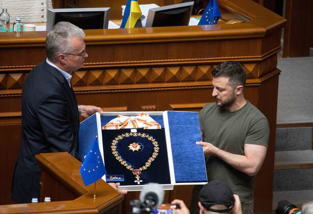 Bilder des Jahres 2022, News 07 Juli News Themen der Woche KW 30 News Bilder des Tages July 28, 2022, Kyiv, Ukraine: Lithuanian President Gitanas Nauseda, left, awards Ukrainian President Volodymyr Zelenskyy, right, with the Order of Vytautas the Great with a golden chain, during a ceremony at the Verkhovna Rada parliament, July 28, 2022 in Kyiv, Ukraine. The Lithuanian Presidential Award is the highest state order of the Baltic Nation. Kyiv Ukraine - ZUMAp138 20220728_zaa_p138_071 Copyright: xUkrainianxPresidentialxPressxOffx