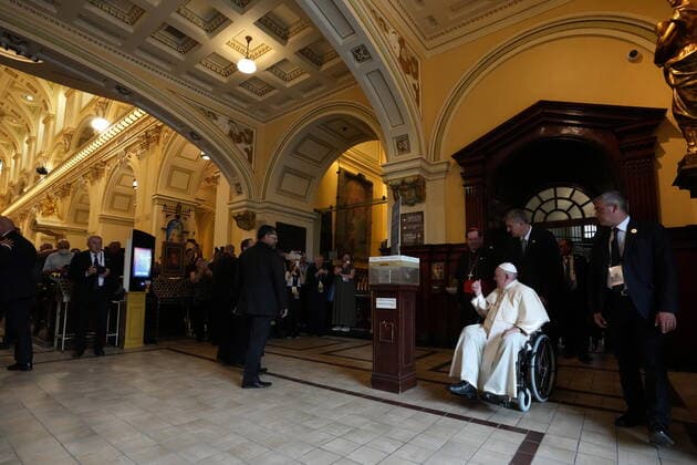 July 28, 2022, QUEBEC, QC, CANADA: Pope Francis arrives inside the Cathedral-Basilica of Notre-Dame de Quebec in Quebec City to preside over an evening prayer service during his papal visit across Canada on Thursday, July 28, 2022. QUEBEC CANADA  - ZUMAc35_ 20220728_zaf_c35_069 Copyright: xNathanxDenettex