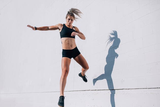 IMAGO Creative: 2022 Sport Favoriten Creative Highlights Symbolbilder Fitness woman wearing black running and jumping in air against w Salt Lake City, Utah, United States CR_YFEU220728-1016010-01 ,model released, Symbolfoto