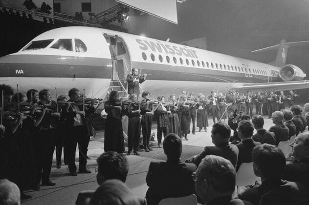 Anefo photo collection. Transfer 1st Fokker-100 to Swissair; Violinist Jaap van Zweden on the stairs of the breeder. February 29, 1988 Copyright: xpiemagsx pienatarchpart517102021-8836 !ACHTUNG AUFNAHMEDATUM GESCHÄTZT!