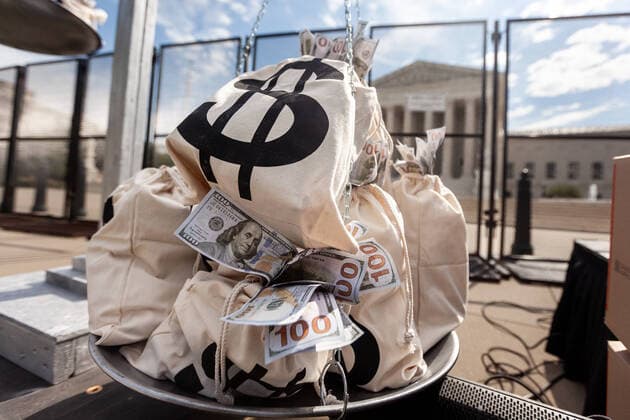 Bilder des Jahres 2022, News 07 Juli News Themen der Woche KW 30 News Bilder des Tages Petition for impeachment of Justice Clarence Thomas delivered to Congress Bags of money weigh down the scales of justice during a petition delivery - signed by more than 1.2 million people - to Congresswoman Ilhan Omar (D-MN) demanding the impeachment of Supreme Court Justice Clarence Thomas. The petition was sponsored by MoveOn and cited Thomas vote to overturn Roe v. Wade, his remarks about reversing marriage equality and the right to contraception, as well as his wife s (GInni) role in the January 6 Capitol insurrection as justification. Washington DC United States  Copyright: xAllisonxBaileyx originalFilename: bailey-petition220728_npmXv.jpg