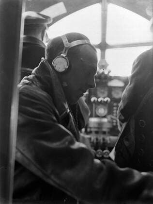 Poll photo collection. Berlin airport - Tempelhof. Pilots and marconist in the cockpit of the Fokker f.xx pH-aiz herring gull. October 1934. Berlin, Germany Copyright: xpiemagsx pienatarchpart630102021-18199 !ACHTUNG AUFNAHMEDATUM GESCHÄTZT!