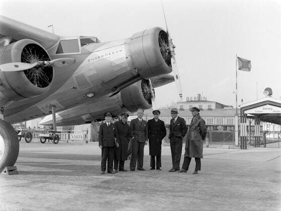 Poll photo collection. Berlin airport - Tempelhof. 3rd from left Harry Laponder, 4th of the left pilot Willem Beekman at the Fokker F.XX PH-AIZ Herring Gull. October 1934. Berlin, Germany Copyright: xpiemagsx pienatarchpart630102021-18201 !ACHTUNG AUFNAHMEDATUM GESCHÄTZT!