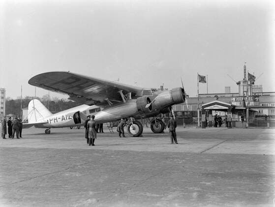 Poll photo collection. Berlin airport - Tempelhof. Airplane staff at the Fokker F.XX PH-AIZ Herring Gull. October 1934. Berlin, Germany Copyright: xpiemagsx pienatarchpart630102021-18205 !ACHTUNG AUFNAHMEDATUM GESCHÄTZT!