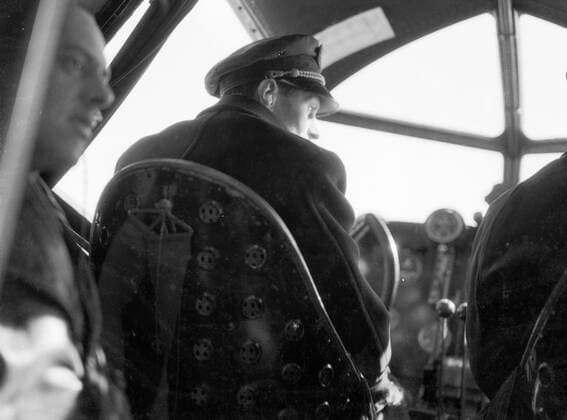 Poll photo collection. Berlin airport - Tempelhof. Marconist and pilots in the cockpit of the breeder f.xx pH-aiz herring gull. October 1934. Berlin, Germany Copyright: xpiemagsx pienatarchpart630102021-18299 !ACHTUNG AUFNAHMEDATUM GESCHÄTZT!