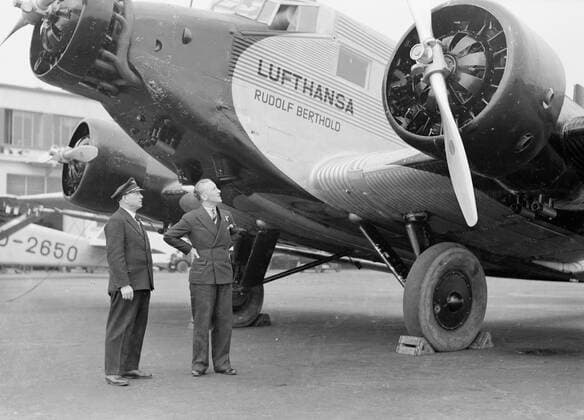 Poll photo collection. Berlin airport - Tempelhof. V.l.n.r. A pilot and Harry Laponder at the JUKERS JU-52 3M D-2624 Rudolf Berthold at Berlin airport - Tempelhof. October 1934. Berlin, Germany Copyright: xpiemagsx pienatarchpart630102021-18301 !ACHTUNG AUFNAHMEDATUM GESCHÄTZT!